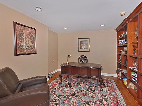 4th image of 19 Westmount Dr