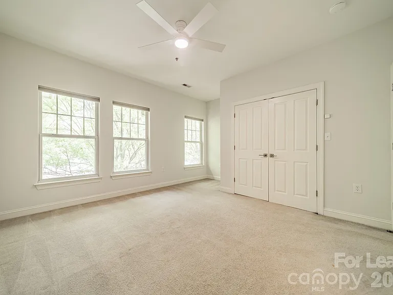 642 E 9th St — Photo 23