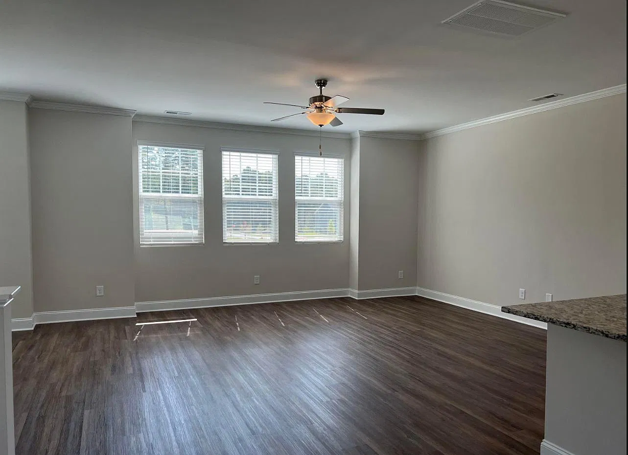 3 bed, 2.5 bath, 2100 sqft, $2,099 — Photo 2