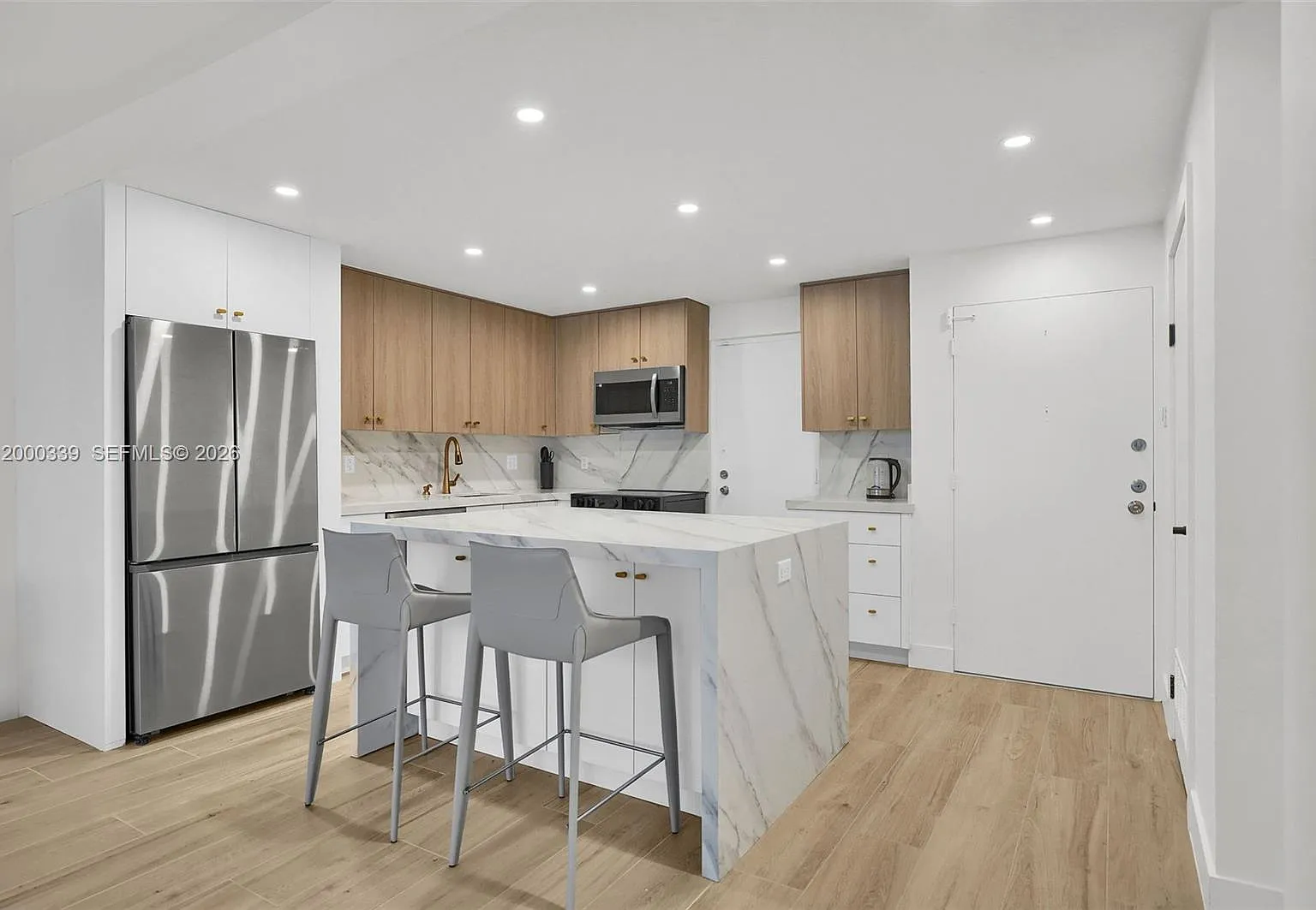 Alexander Towers Condo — Photo 3