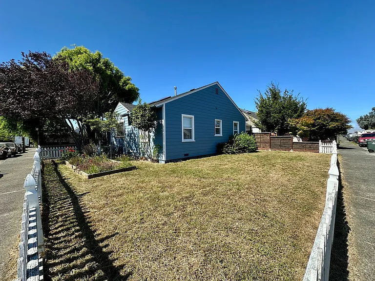 1465 R St — Photo 2