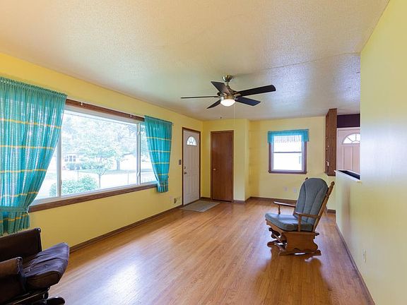 2nd image of 1118 Queens Ln
