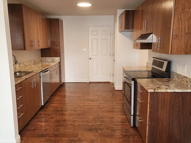 3105 Queensdale Dr — Photo 2