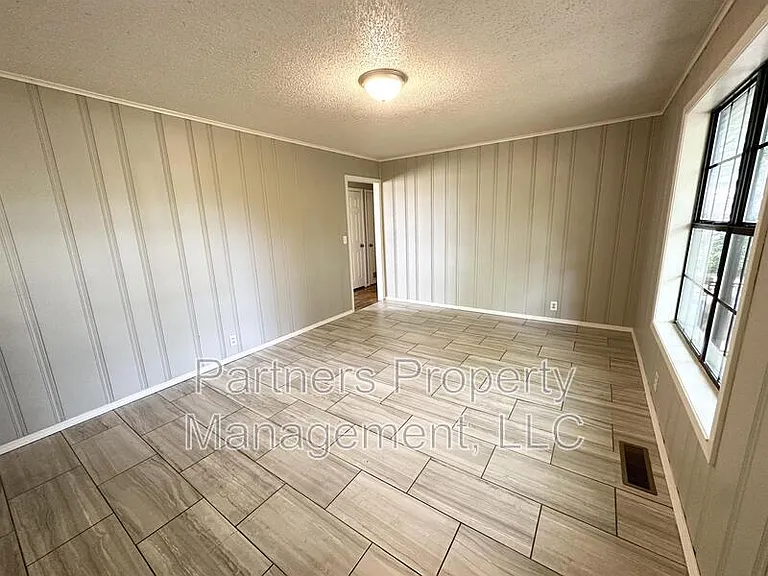 2201 W Deane St — Photo 10