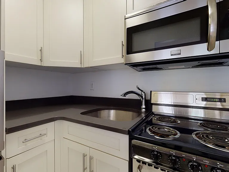 402 E 83rd St #2D — Photo 3