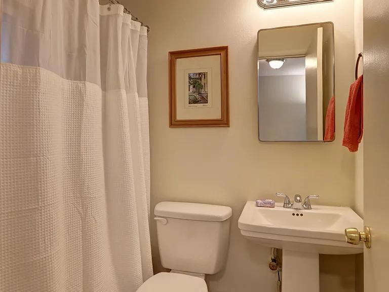 2800 NE 55th St #9 — Photo 2