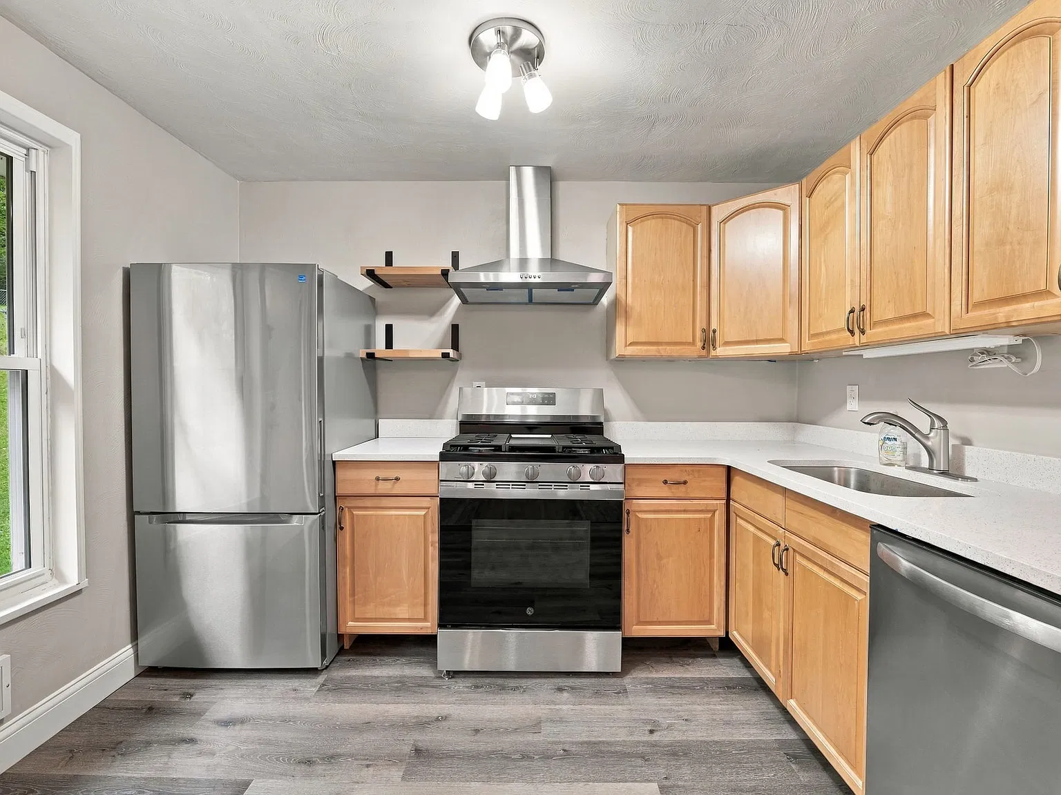 3 bed, 1200 sqft, $1,695 — Photo 2