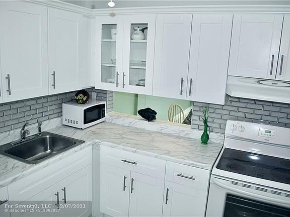 5th image of 2562 Garden Dr N APT 304