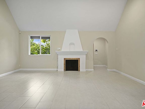 5th image of 2148 Kelton Ave