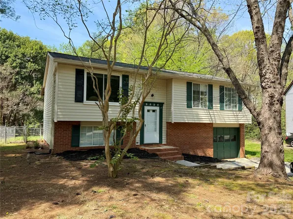 9525 Robert Burns Ct, Charlotte, NC 28213