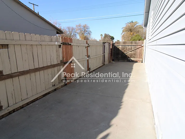 1042 Las Palmas Ave — Photo 24