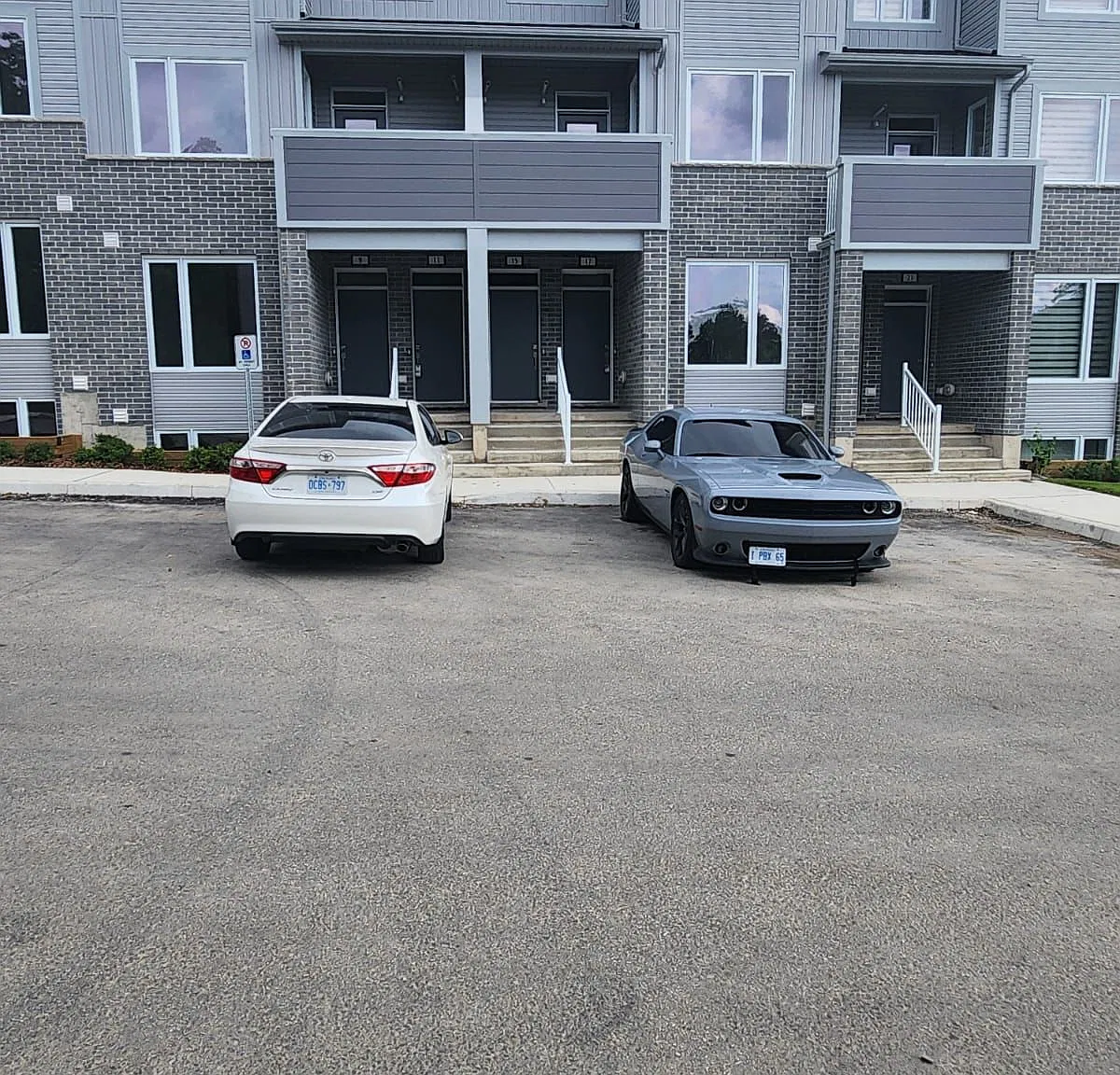 990 Deveron Cres — Photo 1