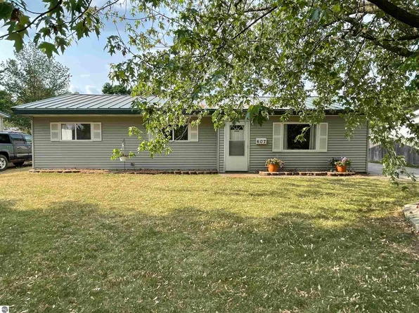 607 Cottage St, Clare, MI 48617