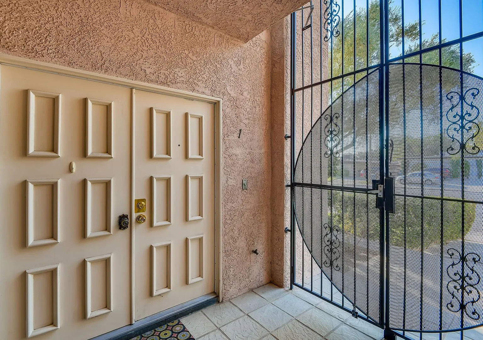 Immaculate 2 bedroom condo with all the appliances — Photo 2