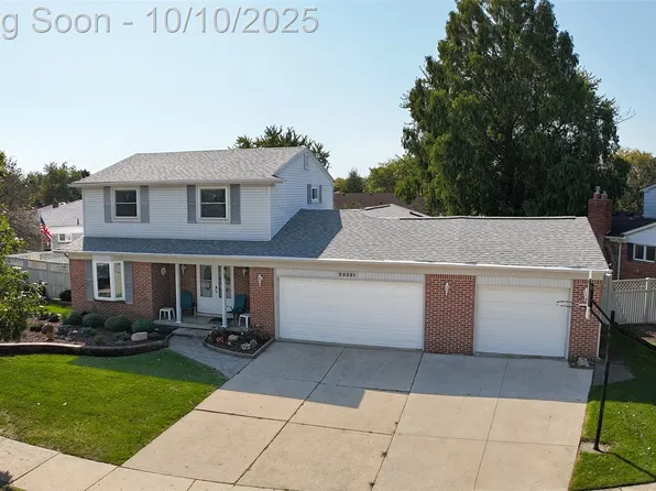 22321 N Fairway Dr, Woodhaven, MI 48183