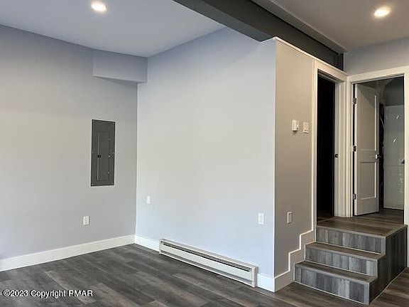 4th image of 328 Playhouse Ln #1