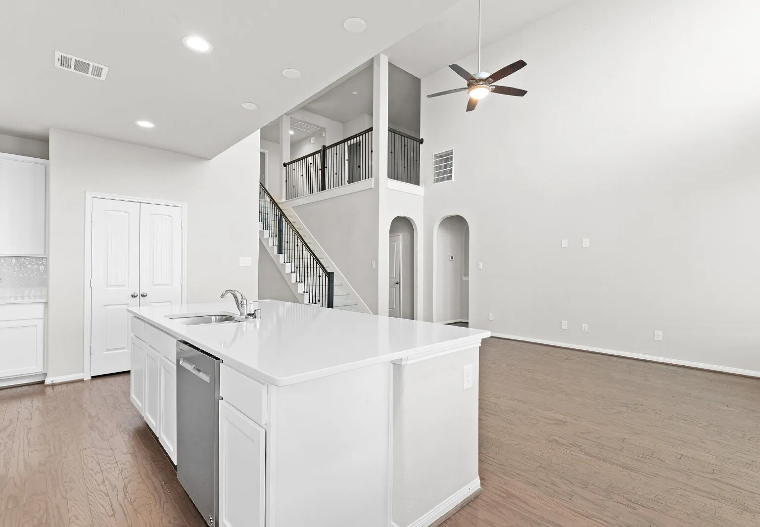 5 bed, 3.5 bath, 3271 sqft, $3,400 — Photo 4