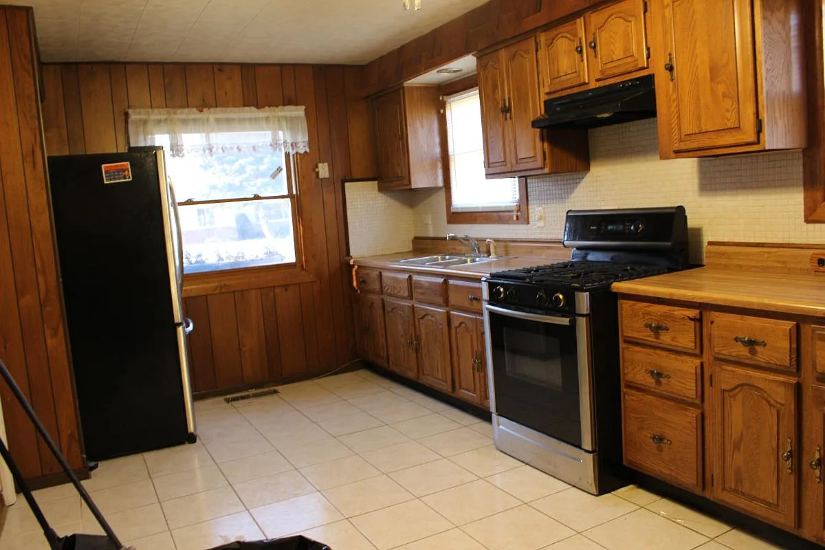 1331 Balmoral Ave photo 1