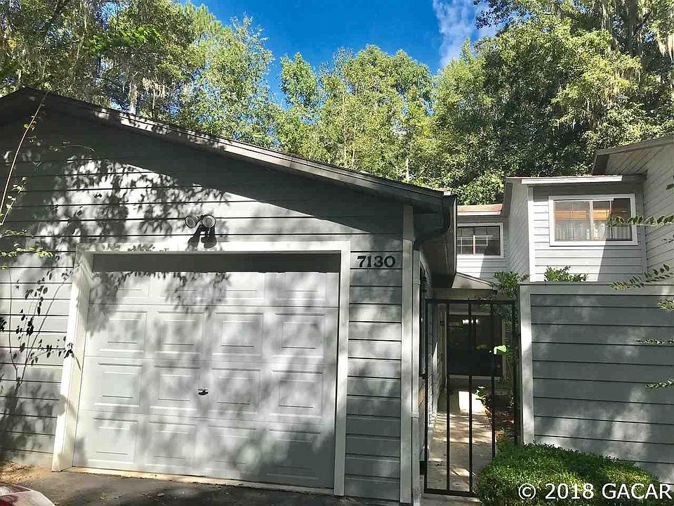 Beautiful condition Roger Ross built Blues Creek 2/2 townhouse.