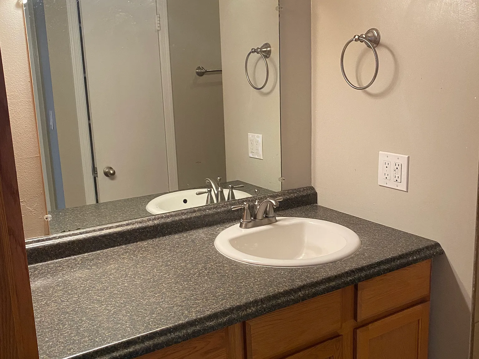 1 bed, 700 sqft, $1,000 — Photo 4