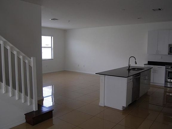 3rd image of 624 NE 191st St