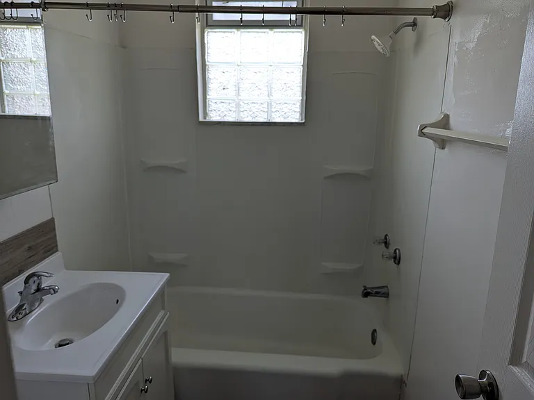 821 Manning Ave — Photo 8
