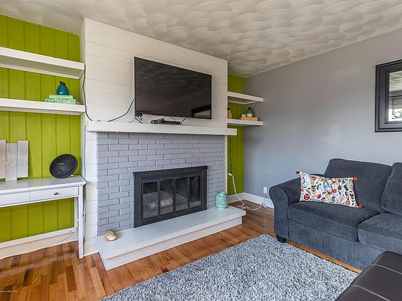 4th image of 2652 Roseland Ave