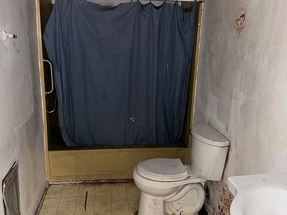 5th image of 815 Hillwood St