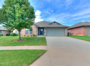617 SW 44th St, Moore, OK 73160