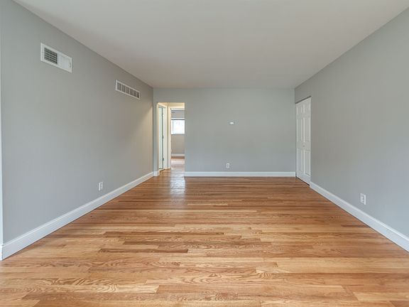4th image of 933 Brookside Ave