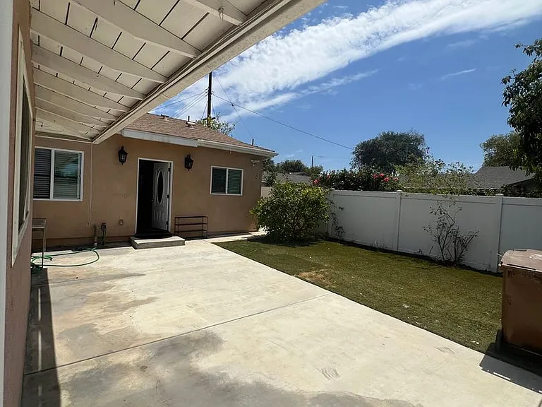 1830 W Bernardy Pl #B — Photo 2