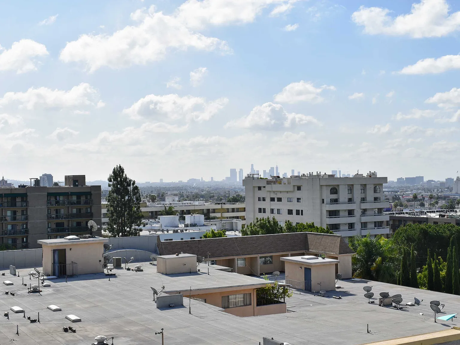 Hollywood Place — Photo 1