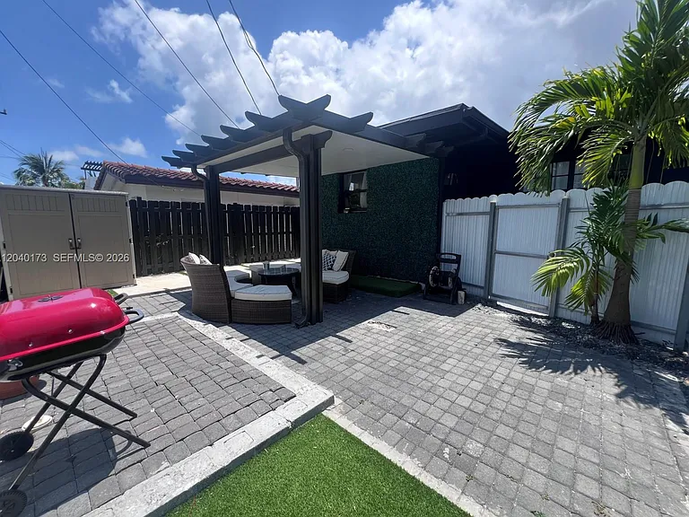2425 SW 26th Ln — Photo 6
