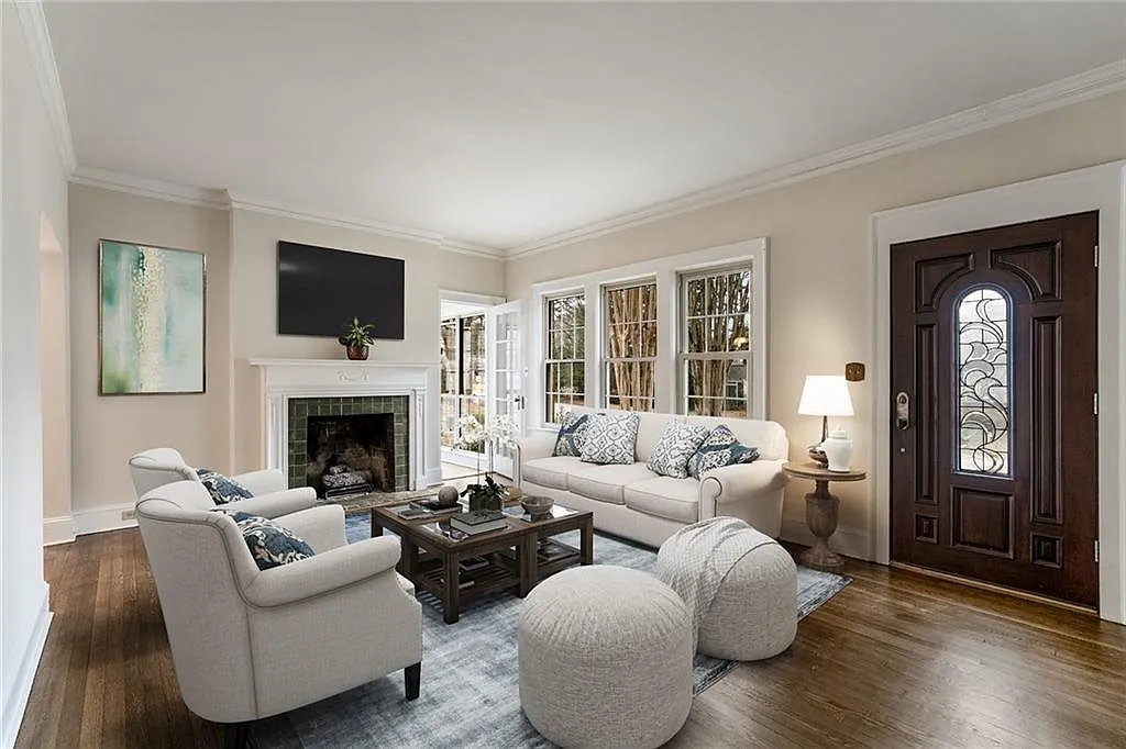 4 bed, 2.0 bath, 2500 sqft, $5,500 — Photo 2