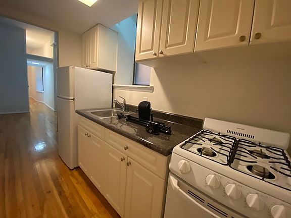 3rd image of 208 W 82nd St #1D1