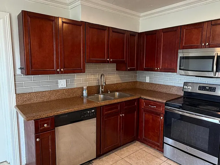5572 SW 6th Ct — Photo 9