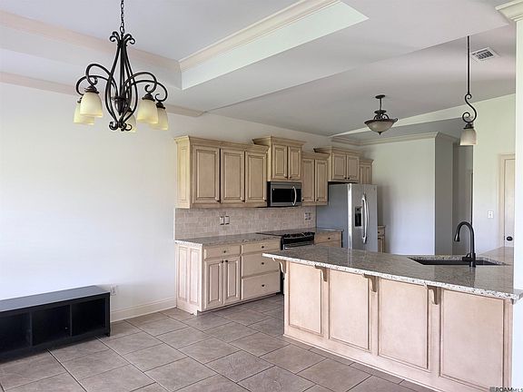 5th image of 10144 Garden Oaks Ave