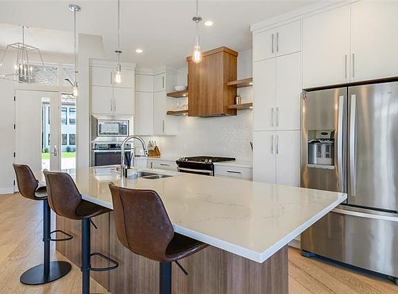 3rd image of 1341 Sladen Cres