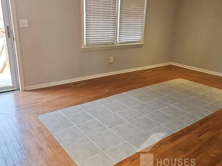 423 Rollingwood Dr — Photo 2