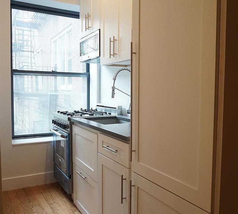 2nd image of 309 E 75th St APT 9