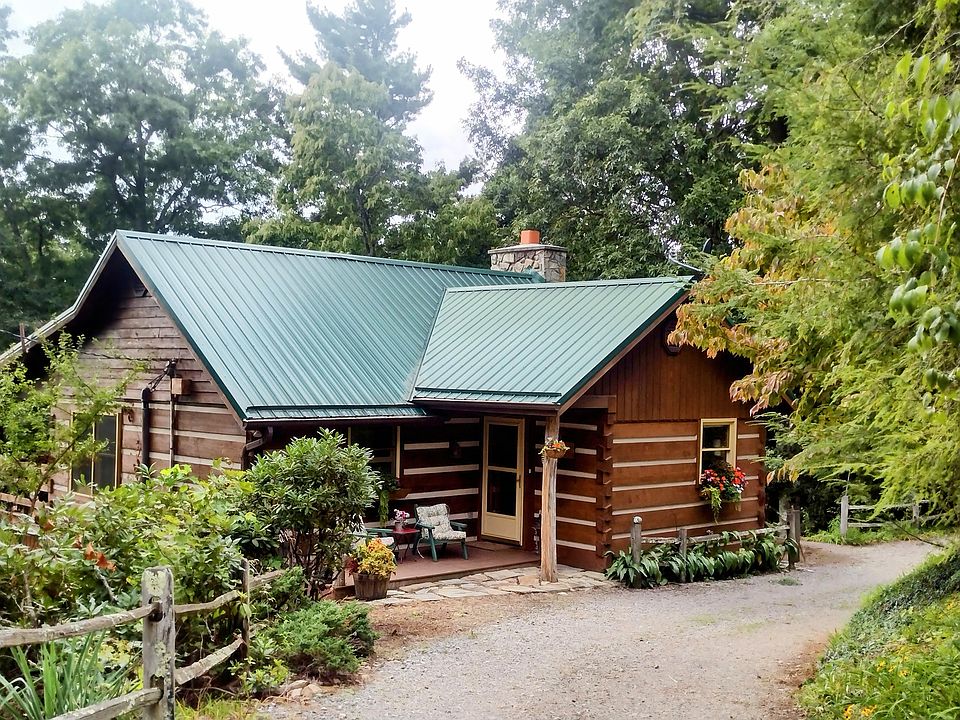 Welcome to our cozy cabin. Split level. This is top level. One bedroom, one full bathroom, kitchen, dining area, laundry and large deck on this level.