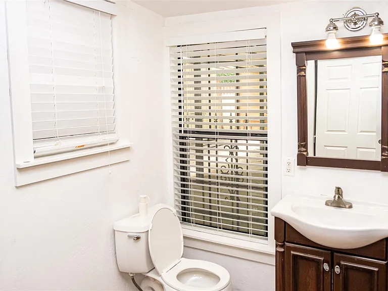 2607 E Cesar Chavez St — Photo 10