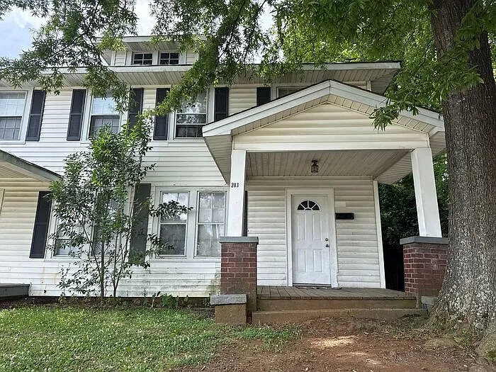 3 bed, 1.0 bath, 1296 sqft, $1,295 — Photo 1