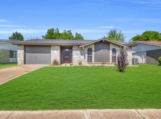 710 Country Ln, Grand Prairie, TX 75052