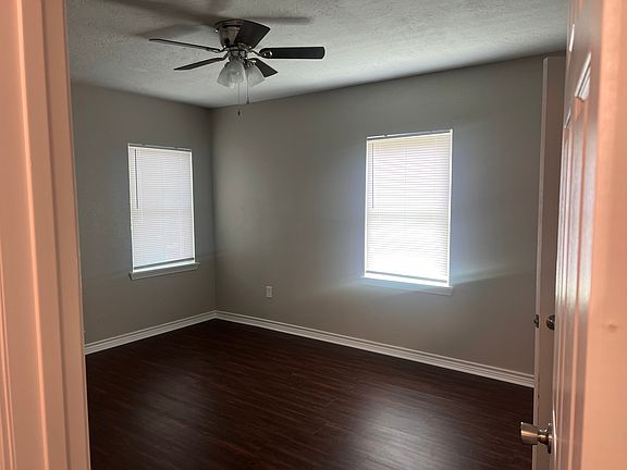 4th image of 402 Azalea Dr