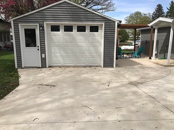 3rd image of 209 S Pine St