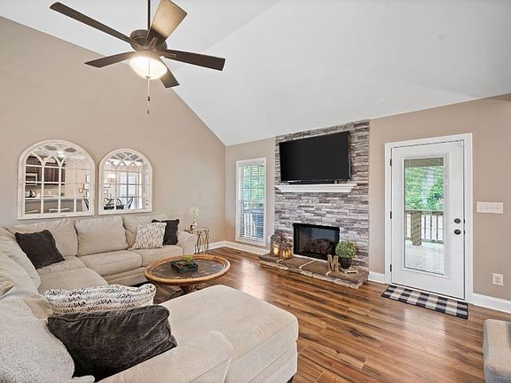 4th image of 720 Lillian Grace Dr