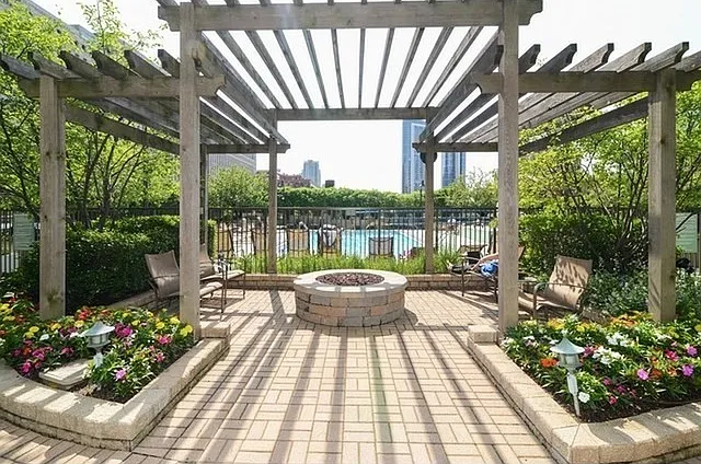 2 bed, 1.0 bath, 1034 sqft, $3,200 — Photo 3
