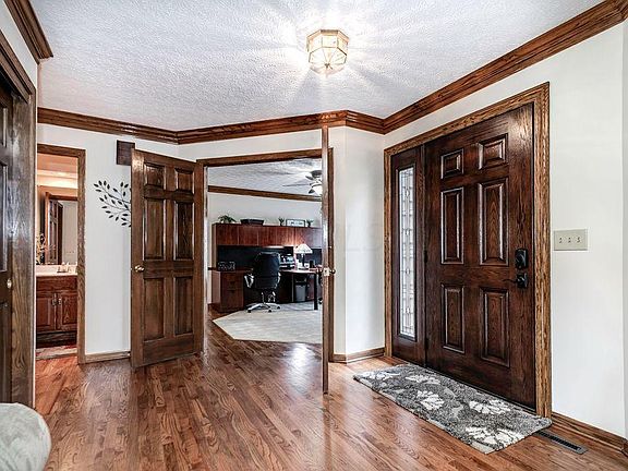 4th image of 207 Granby Pl W