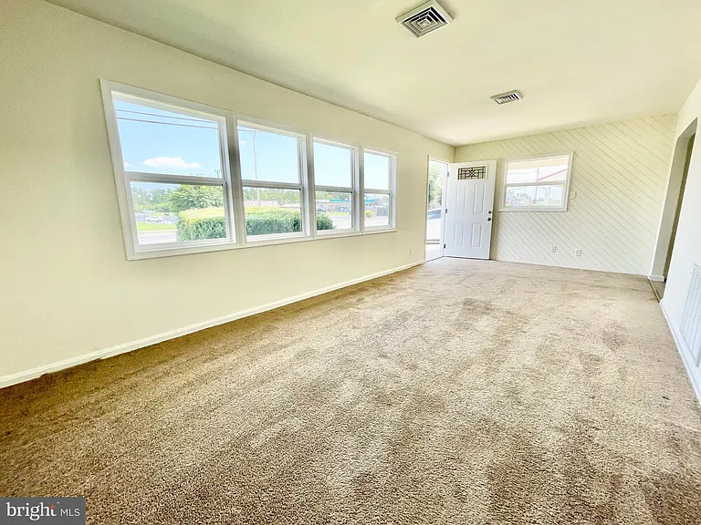 1416 S Governors Ave — Photo 6
